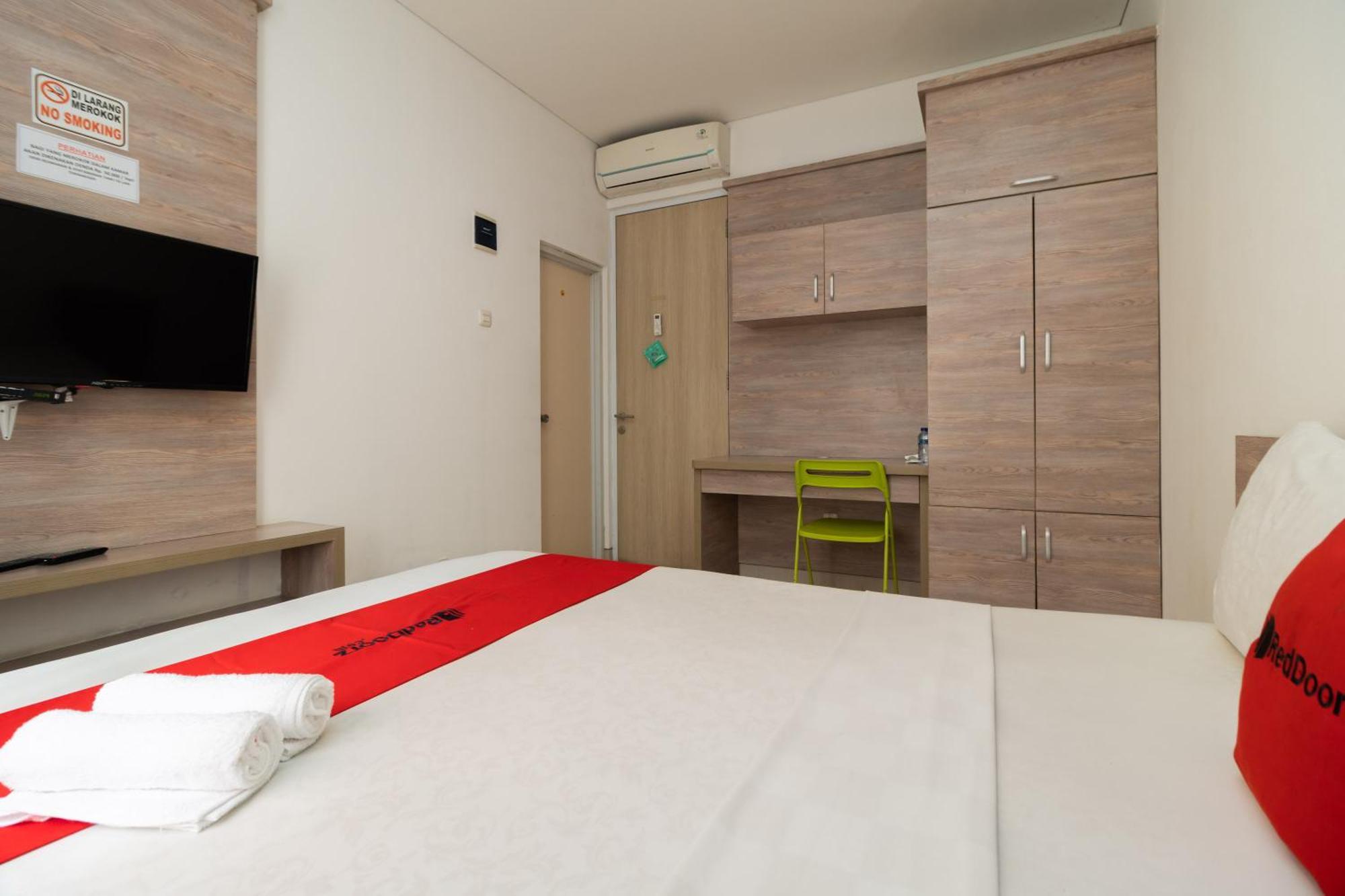 Hotel Reddoorz Syariah Near Prasetya Mulya Cilandak Campus Giacarta Esterno foto