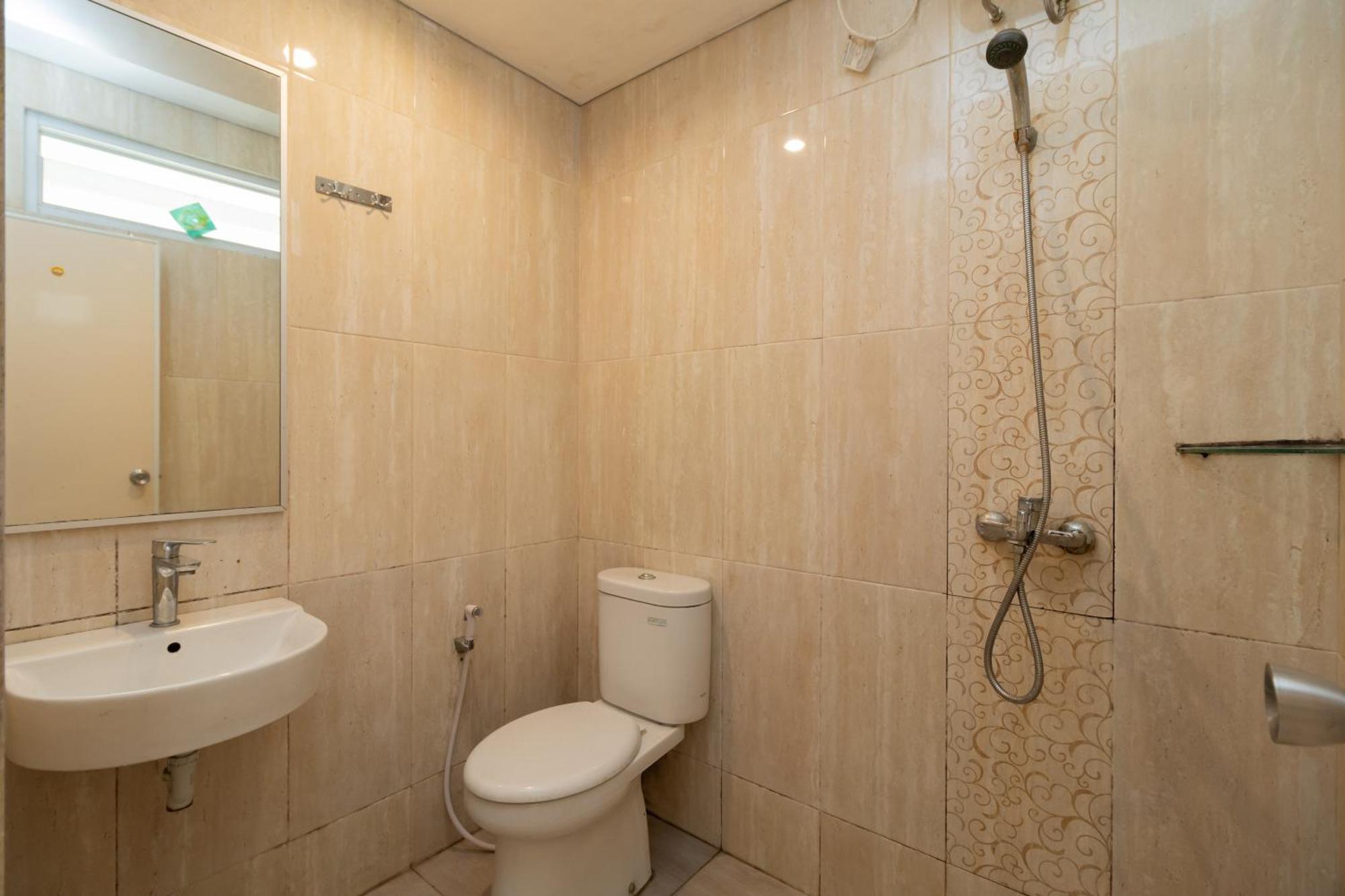 Hotel Reddoorz Syariah Near Prasetya Mulya Cilandak Campus Giacarta Esterno foto