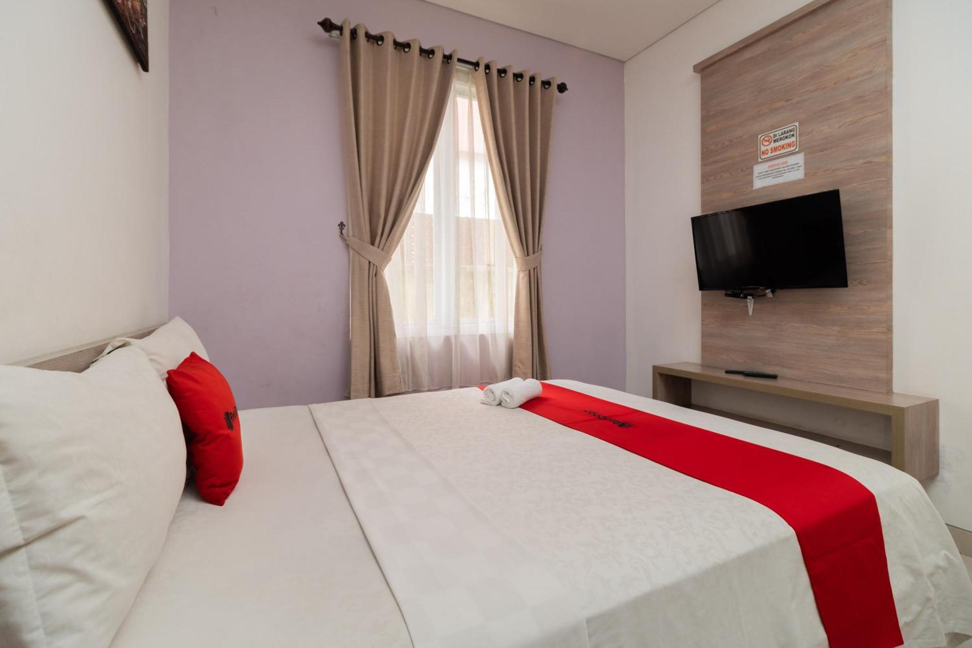 Hotel Reddoorz Syariah Near Prasetya Mulya Cilandak Campus Giacarta Esterno foto