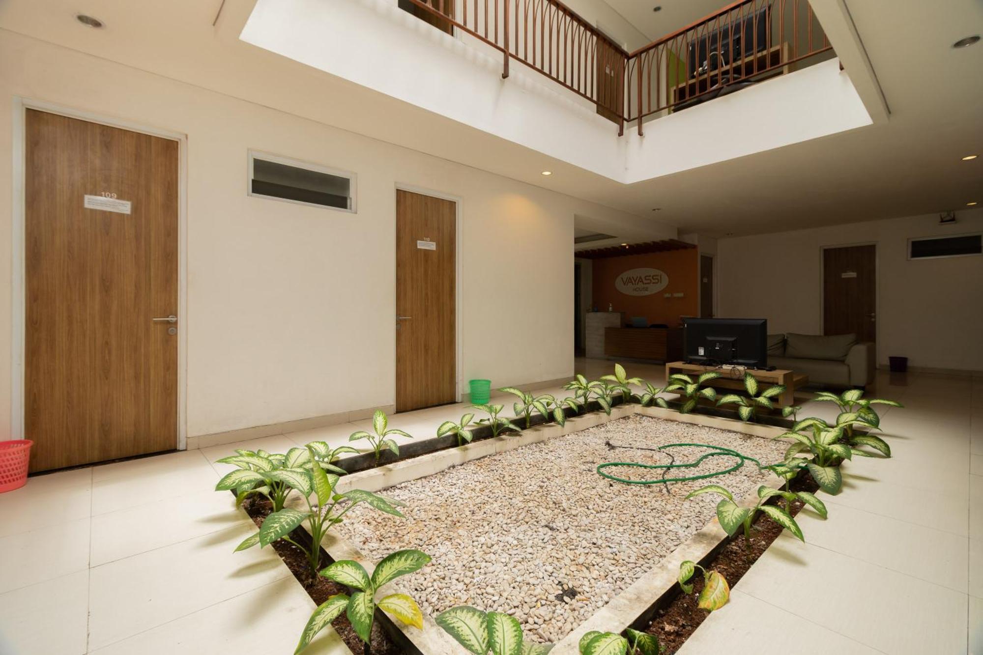 Hotel Reddoorz Syariah Near Prasetya Mulya Cilandak Campus Giacarta Esterno foto